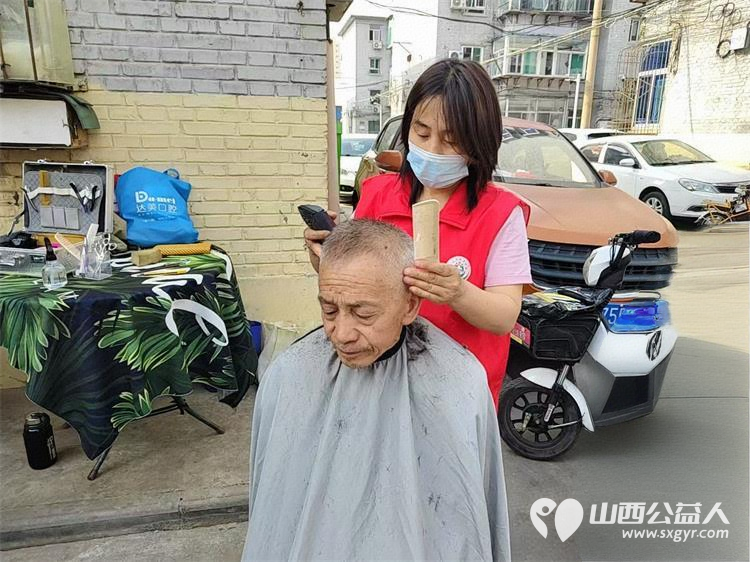 志愿服务进社区健康活动暖人心----介休市敬老协会志愿者走进西南街道绵山南街社区为社区所有老人们爱心理发、按摩理疗、义诊 - 第18张 - 山西公益人 志愿服务进社区健康活动暖人心----介休市敬老协会志愿者走进西南街道绵山南街社区为社区所有老人们爱心理发、按摩理疗、义诊 - 第18张