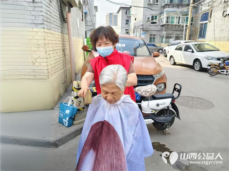 志愿服务进社区健康活动暖人心----介休市敬老协会志愿者走进西南街道绵山南街社区为社区所有老人们爱心理发、按摩理疗、义诊 - 第17张 - 山西公益人 志愿服务进社区健康活动暖人心----介休市敬老协会志愿者走进西南街道绵山南街社区为社区所有老人们爱心理发、按摩理疗、义诊 - 第17张