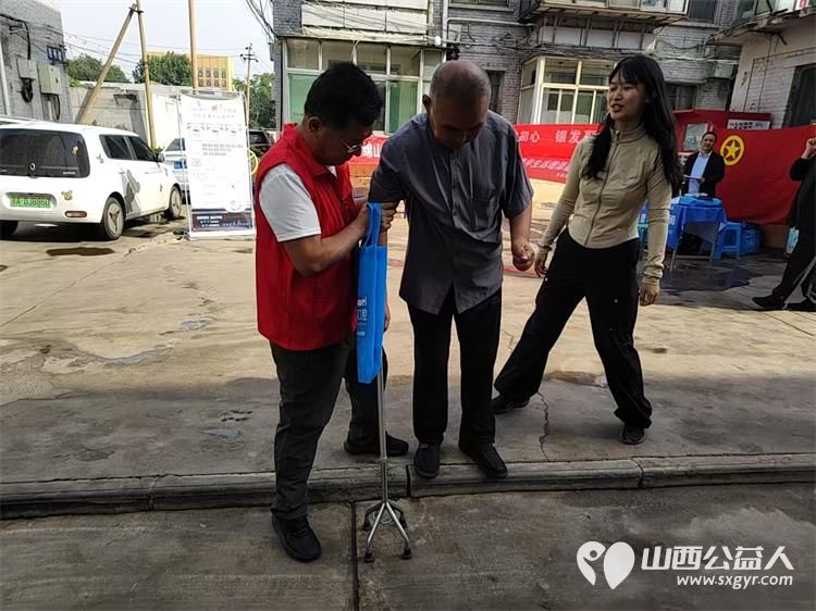 志愿服务进社区健康活动暖人心----介休市敬老协会志愿者走进西南街道绵山南街社区为社区所有老人们爱心理发、按摩理疗、义诊 - 第43张