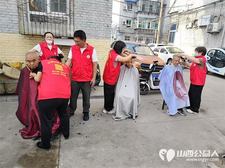 志愿服务进社区健康活动暖人心----介休市敬老协会志愿者走进西南街道绵山南街社区为社区所有老人们爱心理发、按摩理疗、义诊 - 第11张