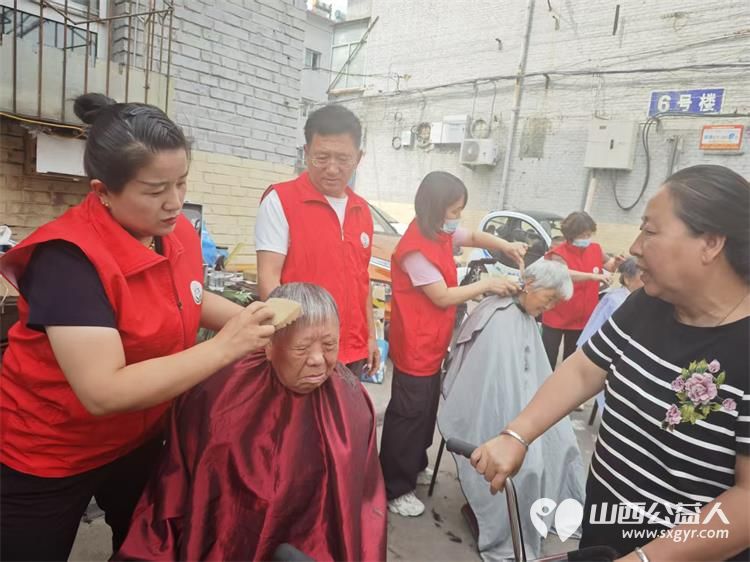 志愿服务进社区健康活动暖人心----介休市敬老协会志愿者走进西南街道绵山南街社区为社区所有老人们爱心理发、按摩理疗、义诊 - 第9张