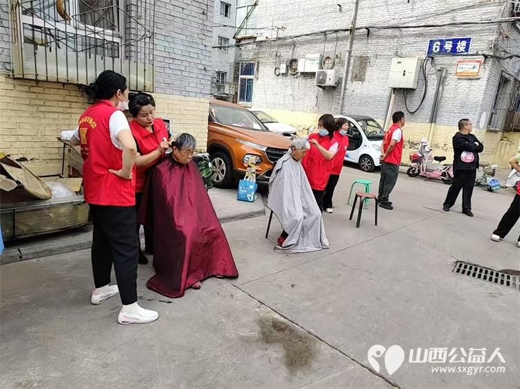 志愿服务进社区健康活动暖人心----介休市敬老协会志愿者走进西南街道绵山南街社区为社区所有老人们爱心理发、按摩理疗、义诊 - 第5张 - 山西公益人 志愿服务进社区健康活动暖人心----介休市敬老协会志愿者走进西南街道绵山南街社区为社区所有老人们爱心理发、按摩理疗、义诊 - 第5张