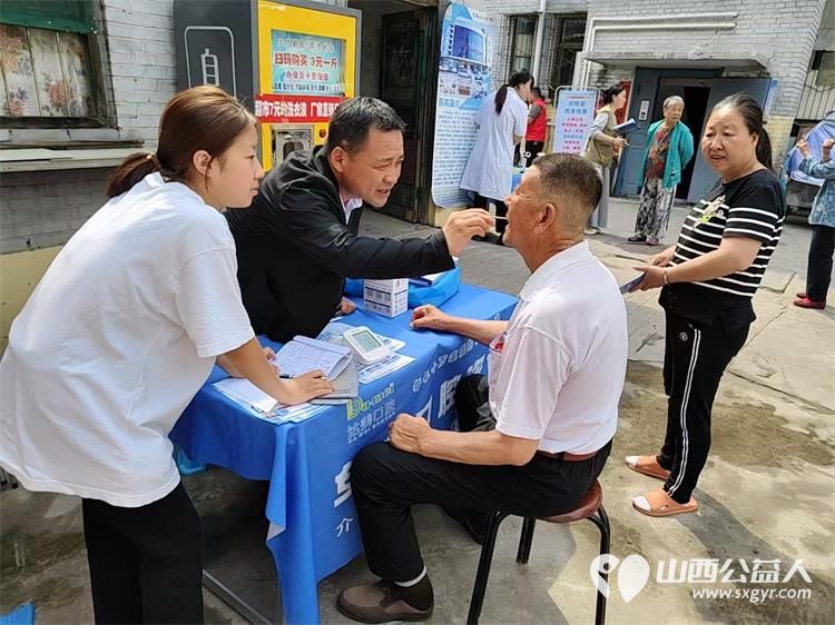 志愿服务进社区健康活动暖人心----介休市敬老协会志愿者走进西南街道绵山南街社区为社区所有老人们爱心理发、按摩理疗、义诊 - 第25张