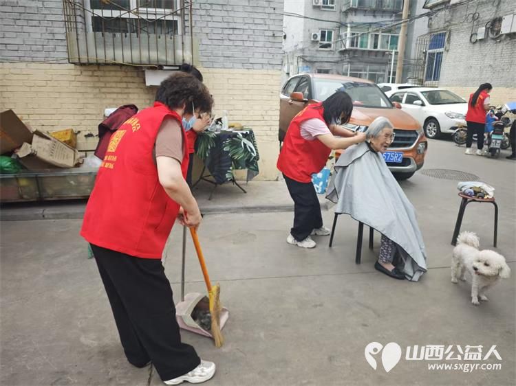 志愿服务进社区健康活动暖人心----介休市敬老协会志愿者走进西南街道绵山南街社区为社区所有老人们爱心理发、按摩理疗、义诊 - 第32张