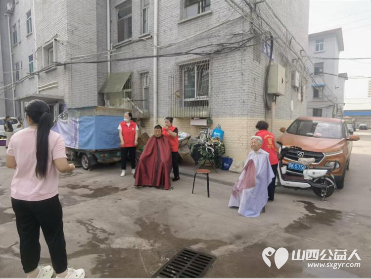 志愿服务进社区健康活动暖人心----介休市敬老协会志愿者走进西南街道绵山南街社区为社区所有老人们爱心理发、按摩理疗、义诊 - 第7张 - 山西公益人 志愿服务进社区健康活动暖人心----介休市敬老协会志愿者走进西南街道绵山南街社区为社区所有老人们爱心理发、按摩理疗、义诊 - 第7张