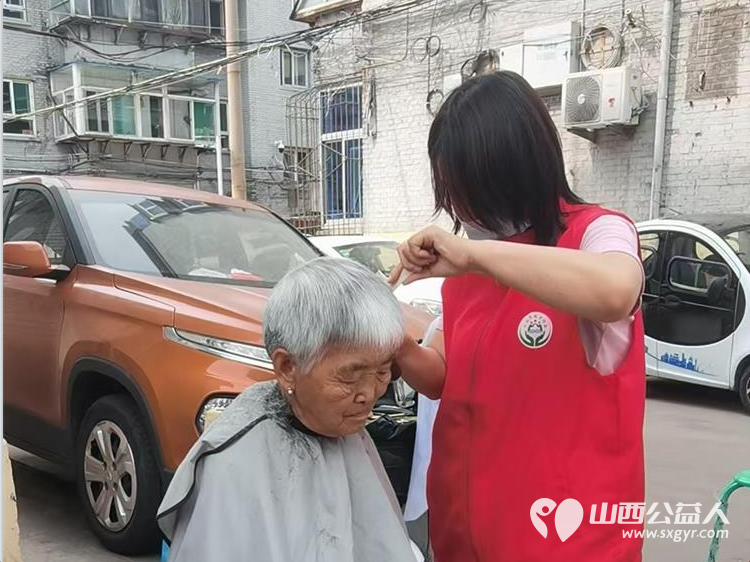 志愿服务进社区健康活动暖人心----介休市敬老协会志愿者走进西南街道绵山南街社区为社区所有老人们爱心理发、按摩理疗、义诊 - 第16张
