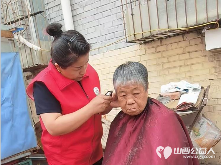 志愿服务进社区健康活动暖人心----介休市敬老协会志愿者走进西南街道绵山南街社区为社区所有老人们爱心理发、按摩理疗、义诊 - 第15张