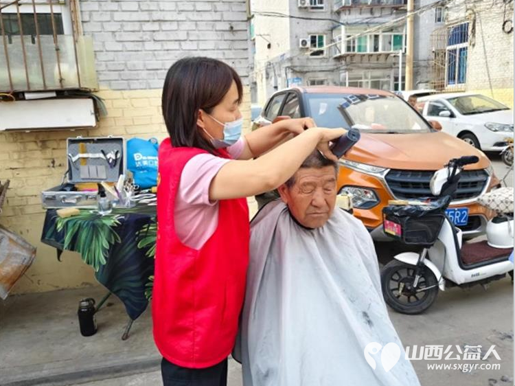 志愿服务进社区健康活动暖人心----介休市敬老协会志愿者走进西南街道绵山南街社区为社区所有老人们爱心理发、按摩理疗、义诊 - 第13张