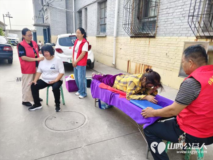 志愿服务进社区健康活动暖人心----介休市敬老协会志愿者走进西南街道绵山南街社区为社区所有老人们爱心理发、按摩理疗、义诊 - 第20张 - 山西公益人 志愿服务进社区健康活动暖人心----介休市敬老协会志愿者走进西南街道绵山南街社区为社区所有老人们爱心理发、按摩理疗、义诊 - 第20张