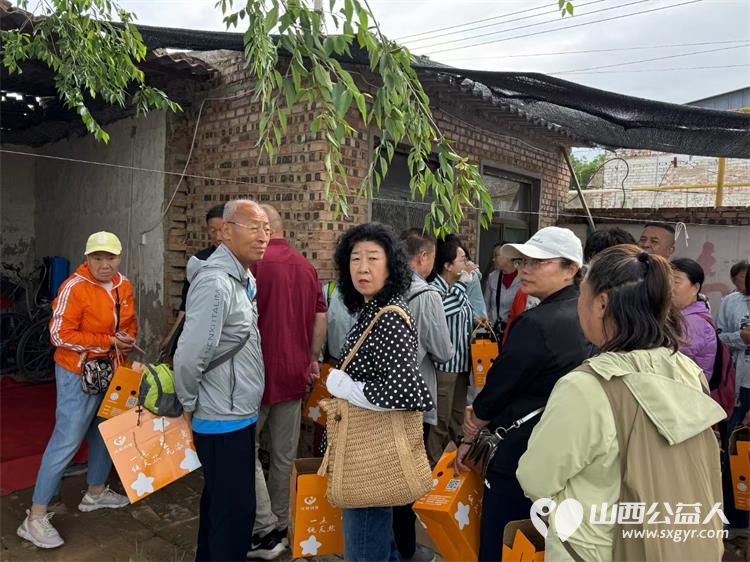 感谢大家人寿山西分公司志愿者来到康复中心组织采摘香瓜支持心青年创业并支助贫困孩子艳鑫艳萍兄妹二人的康复训练费 - 第6张 - 山西公益人 感谢大家人寿山西分公司志愿者来到康复中心组织采摘香瓜支持心青年创业并支助贫困孩子艳鑫艳萍兄妹二人的康复训练费 - 第6张