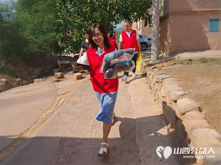 情暖六月爱心同行 长治圆梦公益协会的志愿者们去平顺县西青北村为5户困难家庭送去了大米白面食用油等物资 - 第8张 - 山西公益人 情暖六月爱心同行 长治圆梦公益协会的志愿者们去平顺县西青北村为5户困难家庭送去了大米白面食用油等物资 - 第8张