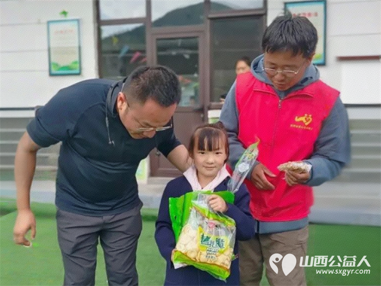 情暖校园爱心助学----忻州市爱心公益协会携手山东爱心人士张致豪给杨柏峪小学带来价值2800元的羽毛球拍乒乓球拍羽毛球等体育用品以及丰富的美食 - 第11张 - 山西公益人 情暖校园爱心助学----忻州市爱心公益协会携手山东爱心人士张致豪给杨柏峪小学带来价值2800元的羽毛球拍乒乓球拍羽毛球等体育用品以及丰富的美食 - 第11张
