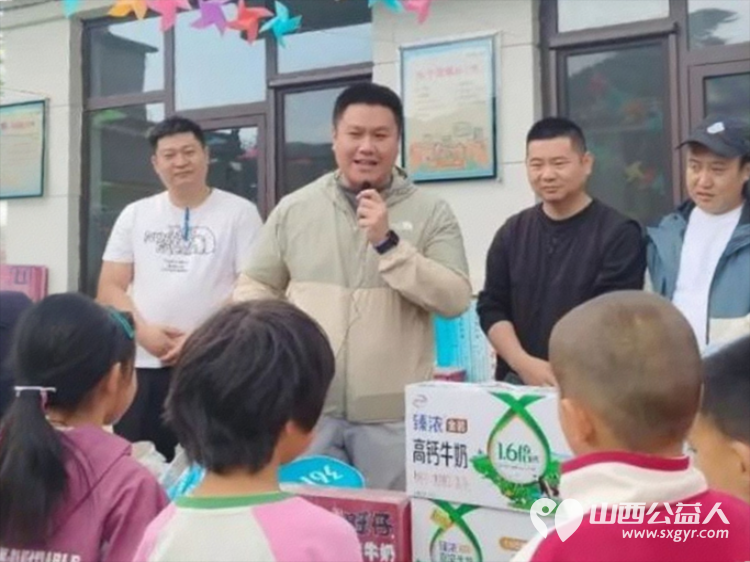 情暖校园爱心助学----忻州市爱心公益协会携手山东爱心人士张致豪给杨柏峪小学带来价值2800元的羽毛球拍乒乓球拍羽毛球等体育用品以及丰富的美食 - 第4张 - 山西公益人 情暖校园爱心助学----忻州市爱心公益协会携手山东爱心人士张致豪给杨柏峪小学带来价值2800元的羽毛球拍乒乓球拍羽毛球等体育用品以及丰富的美食 - 第4张