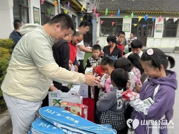 情暖校园爱心助学----忻州市爱心公益协会携手山东爱心人士张致豪给杨柏峪小学带来价值2800元的羽毛球拍乒乓球拍羽毛球等体育用品以及丰富的美食 - 第7张 - 山西公益人 情暖校园爱心助学----忻州市爱心公益协会携手山东爱心人士张致豪给杨柏峪小学带来价值2800元的羽毛球拍乒乓球拍羽毛球等体育用品以及丰富的美食 - 第7张