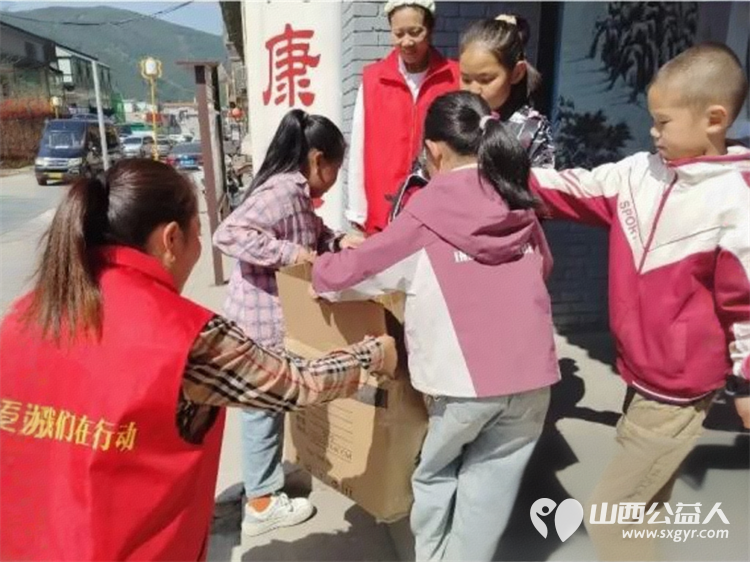 情暖校园爱心助学----忻州市爱心公益协会携手山东爱心人士张致豪给杨柏峪小学带来价值2800元的羽毛球拍乒乓球拍羽毛球等体育用品以及丰富的美食 - 第8张 - 山西公益人 情暖校园爱心助学----忻州市爱心公益协会携手山东爱心人士张致豪给杨柏峪小学带来价值2800元的羽毛球拍乒乓球拍羽毛球等体育用品以及丰富的美食 - 第8张
