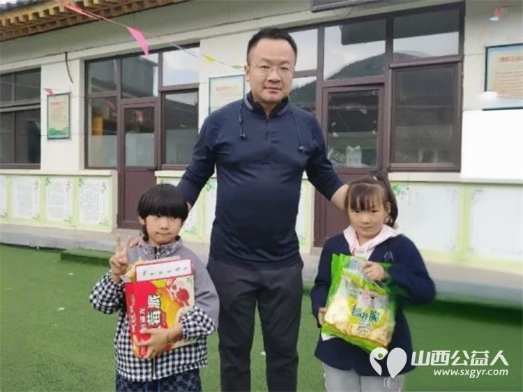 情暖校园爱心助学----忻州市爱心公益协会携手山东爱心人士张致豪给杨柏峪小学带来价值2800元的羽毛球拍乒乓球拍羽毛球等体育用品以及丰富的美食 - 第12张 - 山西公益人 情暖校园爱心助学----忻州市爱心公益协会携手山东爱心人士张致豪给杨柏峪小学带来价值2800元的羽毛球拍乒乓球拍羽毛球等体育用品以及丰富的美食 - 第12张