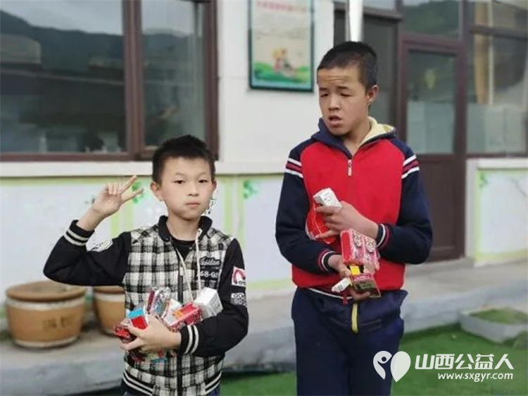 情暖校园爱心助学----忻州市爱心公益协会携手山东爱心人士张致豪给杨柏峪小学带来价值2800元的羽毛球拍乒乓球拍羽毛球等体育用品以及丰富的美食 - 第10张 - 山西公益人 情暖校园爱心助学----忻州市爱心公益协会携手山东爱心人士张致豪给杨柏峪小学带来价值2800元的羽毛球拍乒乓球拍羽毛球等体育用品以及丰富的美食 - 第10张