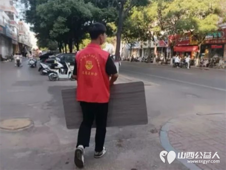 介休市北关街道彦博路社区志愿者协会组织志愿者参加“爱心助考 ”2025年中考志愿服务 - 第8张 - 山西公益人 介休市北关街道彦博路社区志愿者协会组织志愿者参加“爱心助考 ”2025年中考志愿服务 - 第8张