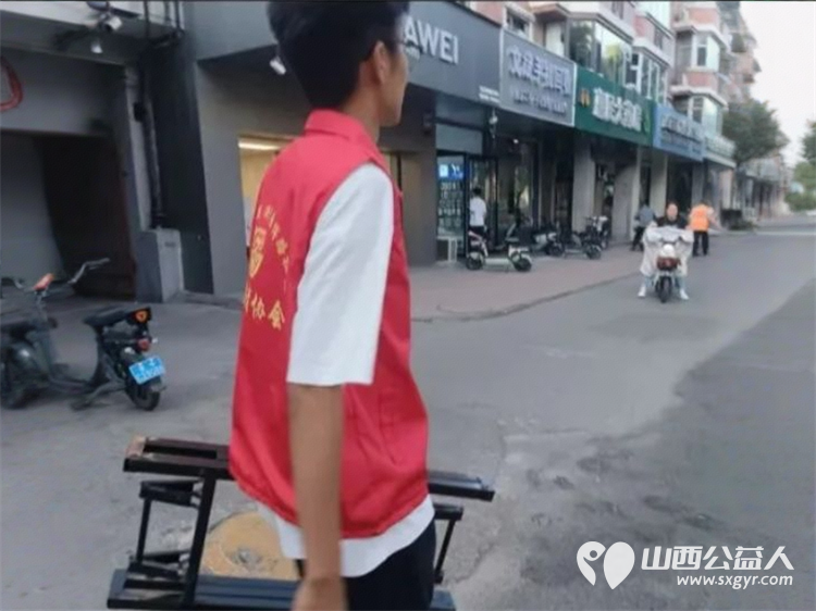 介休市北关街道彦博路社区志愿者协会组织志愿者参加“爱心助考 ”2025年中考志愿服务 - 第6张 - 山西公益人 介休市北关街道彦博路社区志愿者协会组织志愿者参加“爱心助考 ”2025年中考志愿服务 - 第6张