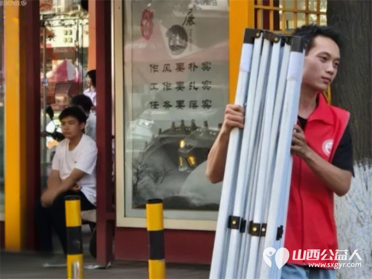 介休市北关街道彦博路社区志愿者协会组织志愿者参加“爱心助考 ”2025年中考志愿服务 - 第5张 - 山西公益人 介休市北关街道彦博路社区志愿者协会组织志愿者参加“爱心助考 ”2025年中考志愿服务 - 第5张