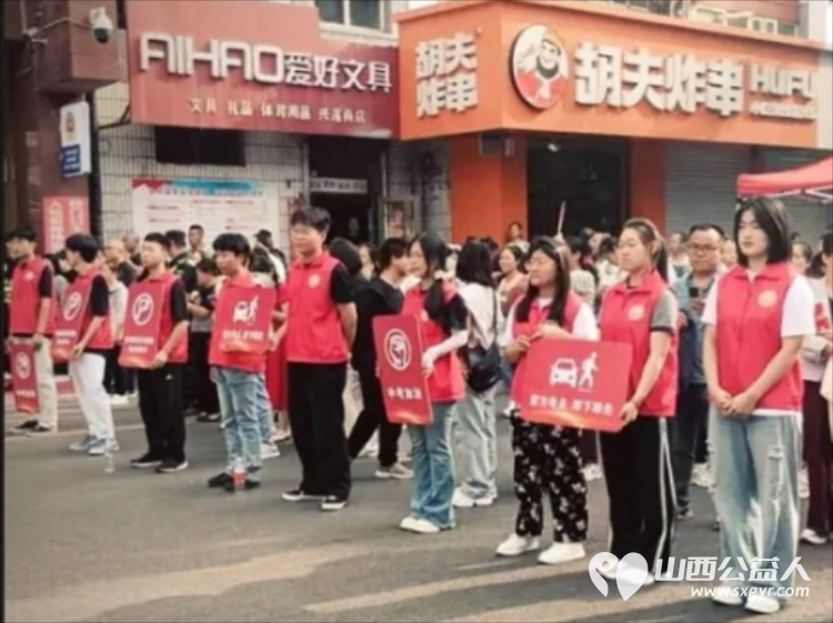 介休市北关街道彦博路社区志愿者协会组织志愿者参加“爱心助考 ”2025年中考志愿服务 - 第11张 - 山西公益人 介休市北关街道彦博路社区志愿者协会组织志愿者参加“爱心助考 ”2025年中考志愿服务 - 第11张