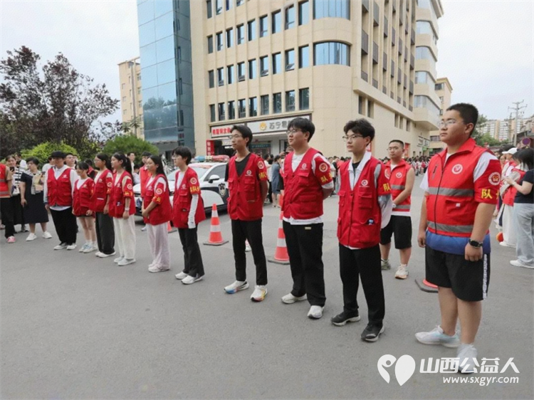 爱心助考为梦护航 临汾市文明交通志愿者协会组织百余名志愿者配合临汾市公安局交通警察支队辖区交警为中考学子维护考场外交通秩序 - 第5张