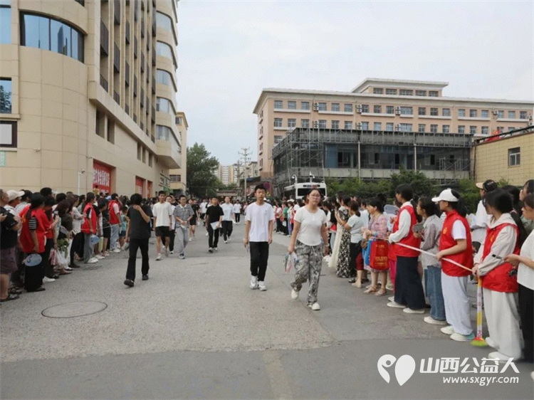 爱心助考为梦护航 临汾市文明交通志愿者协会组织百余名志愿者配合临汾市公安局交通警察支队辖区交警为中考学子维护考场外交通秩序 - 第7张