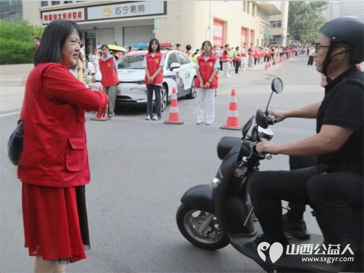 爱心助考为梦护航 临汾市文明交通志愿者协会组织百余名志愿者配合临汾市公安局交通警察支队辖区交警为中考学子维护考场外交通秩序 - 第4张 - 山西公益人 爱心助考为梦护航 临汾市文明交通志愿者协会组织百余名志愿者配合临汾市公安局交通警察支队辖区交警为中考学子维护考场外交通秩序 - 第4张