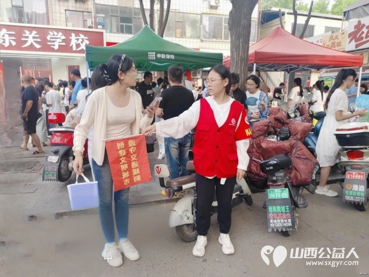 爱心助考为梦护航 临汾市文明交通志愿者协会组织百余名志愿者配合临汾市公安局交通警察支队辖区交警为中考学子维护考场外交通秩序 - 第8张 - 山西公益人 爱心助考为梦护航 临汾市文明交通志愿者协会组织百余名志愿者配合临汾市公安局交通警察支队辖区交警为中考学子维护考场外交通秩序 - 第8张