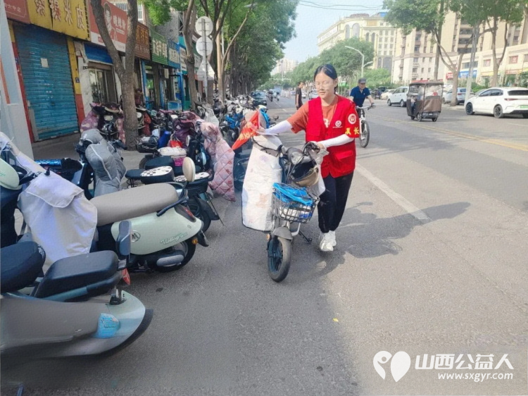 爱心助考为梦护航 临汾市文明交通志愿者协会组织百余名志愿者配合临汾市公安局交通警察支队辖区交警为中考学子维护考场外交通秩序 - 第11张 - 山西公益人 爱心助考为梦护航 临汾市文明交通志愿者协会组织百余名志愿者配合临汾市公安局交通警察支队辖区交警为中考学子维护考场外交通秩序 - 第11张