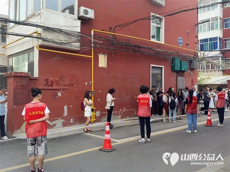 杏花红映中考路志愿情暖学子心 太原市杏花岭区杏花红志愿服务中心2025年中考期间服务中考考生和学生家长维护秩序免费提供矿泉水 - 第7张 - 山西公益人 杏花红映中考路志愿情暖学子心 太原市杏花岭区杏花红志愿服务中心2025年中考期间服务中考考生和学生家长维护秩序免费提供矿泉水 - 第7张
