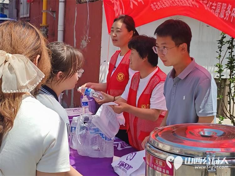 杏花红映中考路志愿情暖学子心 太原市杏花岭区杏花红志愿服务中心2025年中考期间服务中考考生和学生家长维护秩序免费提供矿泉水 - 第26张 - 山西公益人 杏花红映中考路志愿情暖学子心 太原市杏花岭区杏花红志愿服务中心2025年中考期间服务中考考生和学生家长维护秩序免费提供矿泉水 - 第26张