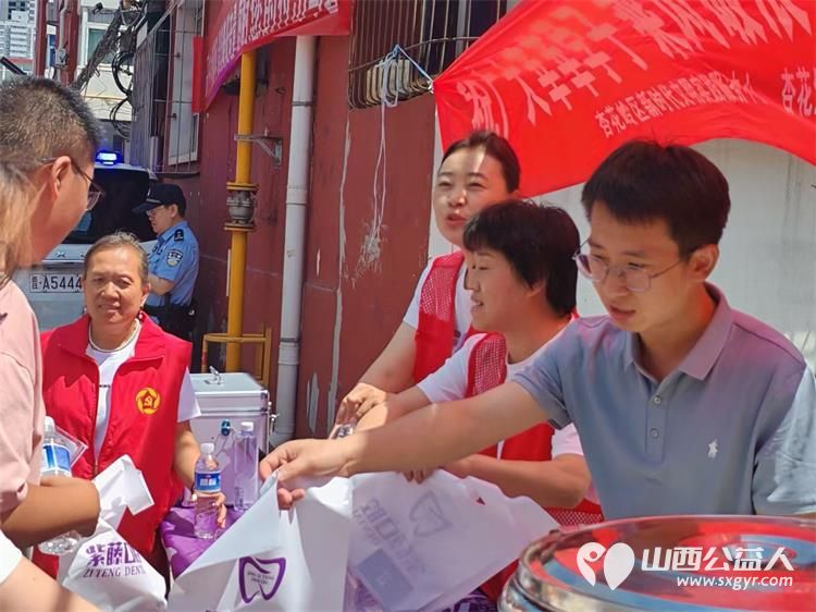 杏花红映中考路志愿情暖学子心 太原市杏花岭区杏花红志愿服务中心2025年中考期间服务中考考生和学生家长维护秩序免费提供矿泉水 - 第17张 - 山西公益人 杏花红映中考路志愿情暖学子心 太原市杏花岭区杏花红志愿服务中心2025年中考期间服务中考考生和学生家长维护秩序免费提供矿泉水 - 第17张