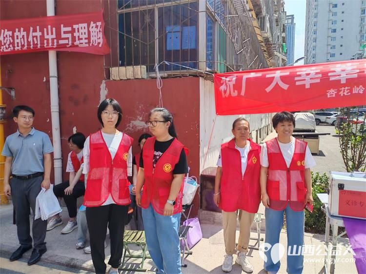 杏花红映中考路志愿情暖学子心 太原市杏花岭区杏花红志愿服务中心2025年中考期间服务中考考生和学生家长维护秩序免费提供矿泉水 - 第5张 - 山西公益人 杏花红映中考路志愿情暖学子心 太原市杏花岭区杏花红志愿服务中心2025年中考期间服务中考考生和学生家长维护秩序免费提供矿泉水 - 第5张