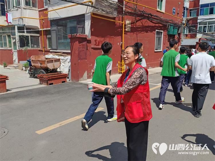 杏花红映中考路志愿情暖学子心 太原市杏花岭区杏花红志愿服务中心2025年中考期间服务中考考生和学生家长维护秩序免费提供矿泉水 - 第15张 - 山西公益人 杏花红映中考路志愿情暖学子心 太原市杏花岭区杏花红志愿服务中心2025年中考期间服务中考考生和学生家长维护秩序免费提供矿泉水 - 第15张
