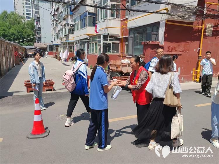 杏花红映中考路志愿情暖学子心 太原市杏花岭区杏花红志愿服务中心2025年中考期间服务中考考生和学生家长维护秩序免费提供矿泉水 - 第21张 - 山西公益人 杏花红映中考路志愿情暖学子心 太原市杏花岭区杏花红志愿服务中心2025年中考期间服务中考考生和学生家长维护秩序免费提供矿泉水 - 第21张