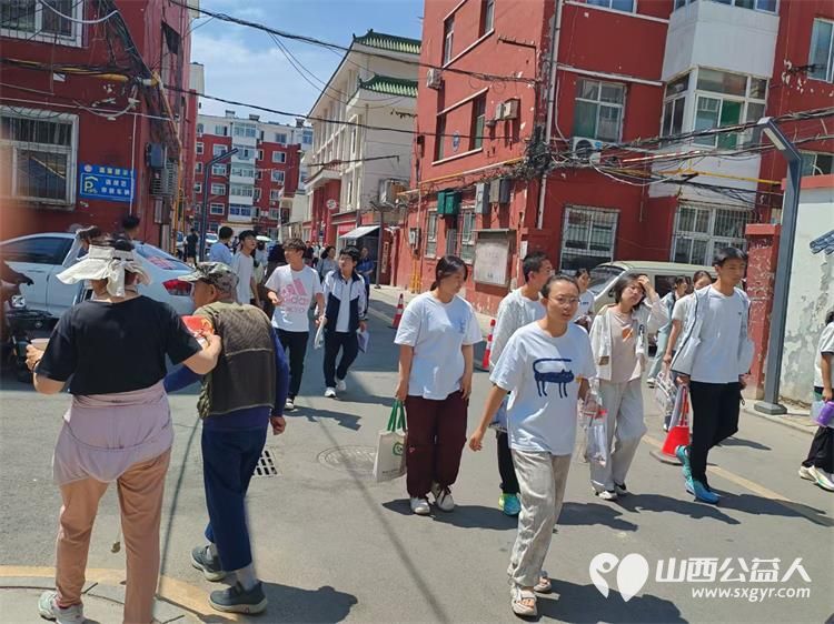 杏花红映中考路志愿情暖学子心 太原市杏花岭区杏花红志愿服务中心2025年中考期间服务中考考生和学生家长维护秩序免费提供矿泉水 - 第13张 - 山西公益人 杏花红映中考路志愿情暖学子心 太原市杏花岭区杏花红志愿服务中心2025年中考期间服务中考考生和学生家长维护秩序免费提供矿泉水 - 第13张