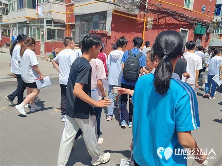杏花红映中考路志愿情暖学子心 太原市杏花岭区杏花红志愿服务中心2025年中考期间服务中考考生和学生家长维护秩序免费提供矿泉水 - 第23张 - 山西公益人 杏花红映中考路志愿情暖学子心 太原市杏花岭区杏花红志愿服务中心2025年中考期间服务中考考生和学生家长维护秩序免费提供矿泉水 - 第23张