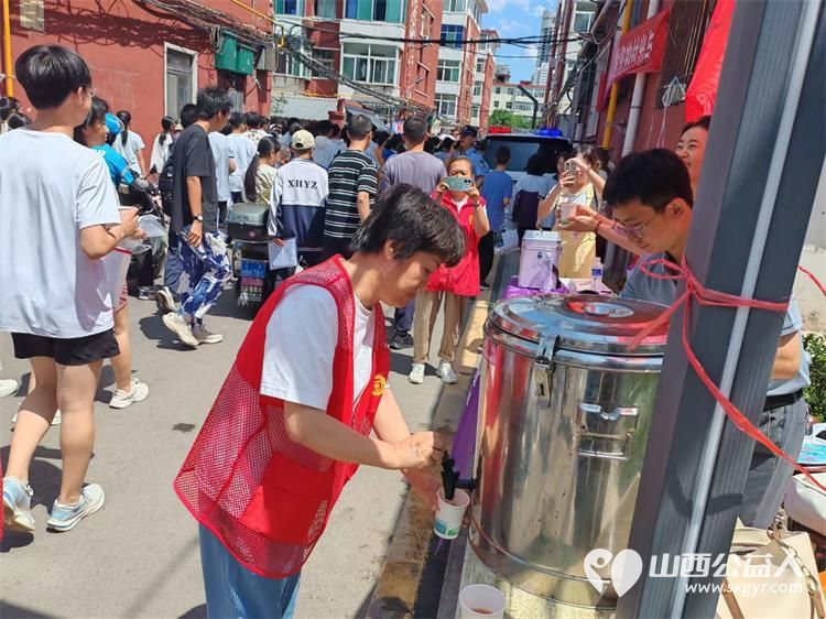 杏花红映中考路志愿情暖学子心 太原市杏花岭区杏花红志愿服务中心2025年中考期间服务中考考生和学生家长维护秩序免费提供矿泉水 - 第18张 - 山西公益人 杏花红映中考路志愿情暖学子心 太原市杏花岭区杏花红志愿服务中心2025年中考期间服务中考考生和学生家长维护秩序免费提供矿泉水 - 第18张
