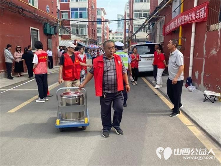 杏花红映中考路志愿情暖学子心 太原市杏花岭区杏花红志愿服务中心2025年中考期间服务中考考生和学生家长维护秩序免费提供矿泉水 - 第9张 - 山西公益人 杏花红映中考路志愿情暖学子心 太原市杏花岭区杏花红志愿服务中心2025年中考期间服务中考考生和学生家长维护秩序免费提供矿泉水 - 第9张