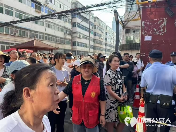 杏花红映中考路志愿情暖学子心 太原市杏花岭区杏花红志愿服务中心2025年中考期间服务中考考生和学生家长维护秩序免费提供矿泉水 - 第12张 - 山西公益人 杏花红映中考路志愿情暖学子心 太原市杏花岭区杏花红志愿服务中心2025年中考期间服务中考考生和学生家长维护秩序免费提供矿泉水 - 第12张