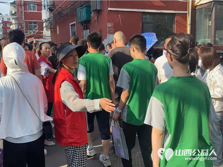 杏花红映中考路志愿情暖学子心 太原市杏花岭区杏花红志愿服务中心2025年中考期间服务中考考生和学生家长维护秩序免费提供矿泉水 - 第11张 - 山西公益人 杏花红映中考路志愿情暖学子心 太原市杏花岭区杏花红志愿服务中心2025年中考期间服务中考考生和学生家长维护秩序免费提供矿泉水 - 第11张
