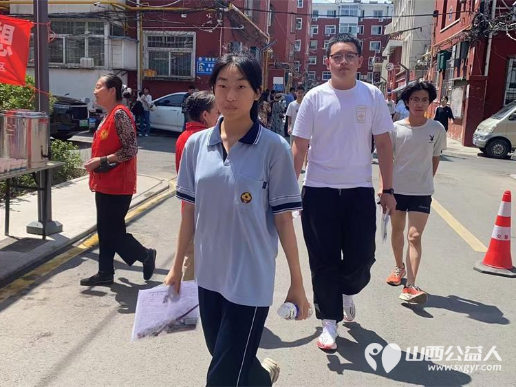 杏花红映中考路志愿情暖学子心 太原市杏花岭区杏花红志愿服务中心2025年中考期间服务中考考生和学生家长维护秩序免费提供矿泉水 - 第10张 - 山西公益人 杏花红映中考路志愿情暖学子心 太原市杏花岭区杏花红志愿服务中心2025年中考期间服务中考考生和学生家长维护秩序免费提供矿泉水 - 第10张