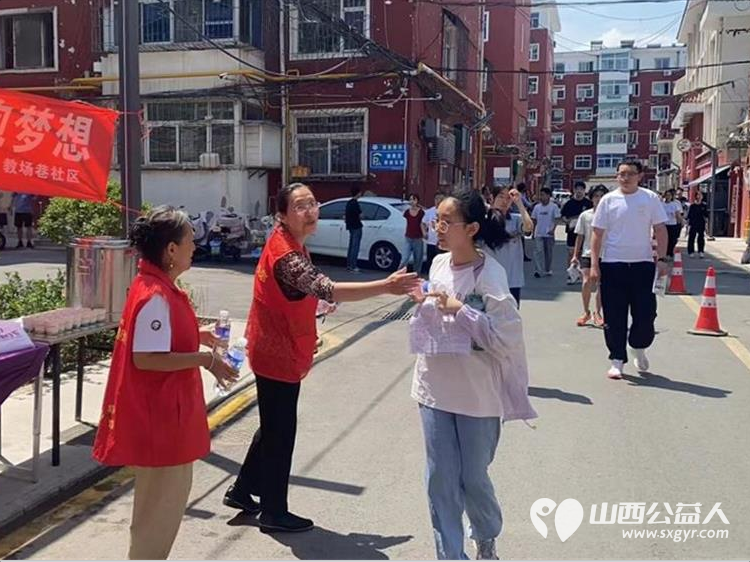 杏花红映中考路志愿情暖学子心 太原市杏花岭区杏花红志愿服务中心2025年中考期间服务中考考生和学生家长维护秩序免费提供矿泉水 - 第19张 - 山西公益人 杏花红映中考路志愿情暖学子心 太原市杏花岭区杏花红志愿服务中心2025年中考期间服务中考考生和学生家长维护秩序免费提供矿泉水 - 第19张
