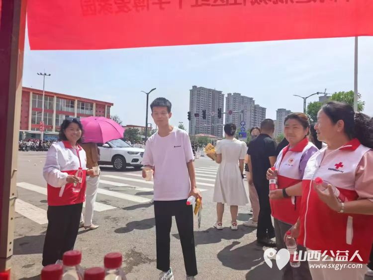 屯留区红十字会联合麟绛街道瓶城社区开展“助力中考 为梦护航”志愿服务活动为考生及家长提供贴心服务 - 第5张 - 山西公益人 屯留区红十字会联合麟绛街道瓶城社区开展“助力中考 为梦护航”志愿服务活动为考生及家长提供贴心服务 - 第5张