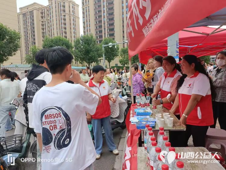 屯留区红十字会联合麟绛街道瓶城社区开展“助力中考 为梦护航”志愿服务活动为考生及家长提供贴心服务 - 第4张 - 山西公益人 屯留区红十字会联合麟绛街道瓶城社区开展“助力中考 为梦护航”志愿服务活动为考生及家长提供贴心服务 - 第4张