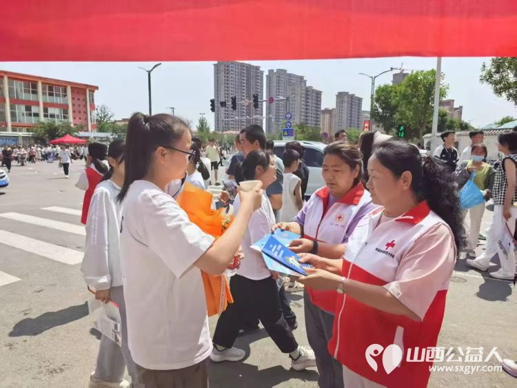屯留区红十字会联合麟绛街道瓶城社区开展“助力中考 为梦护航”志愿服务活动为考生及家长提供贴心服务 - 第3张 - 山西公益人 屯留区红十字会联合麟绛街道瓶城社区开展“助力中考 为梦护航”志愿服务活动为考生及家长提供贴心服务 - 第3张