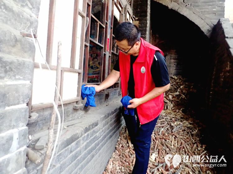 介休市敬老协会志愿者在介休市连福镇东杨屯村入户84岁特困老人李丰达家中为老人打扫室内外卫生 - 第3张