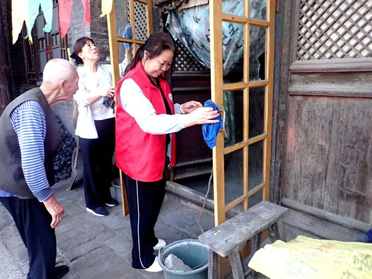 介休市敬老协会志愿者在介休市连福镇东杨屯村入户84岁特困老人李丰达家中为老人打扫室内外卫生 - 第4张