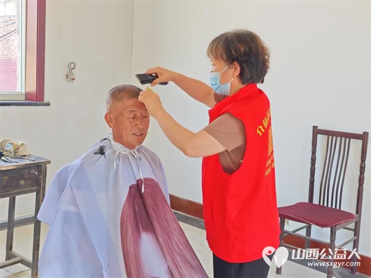 介休市敬老协会2025年6月21日敬老爱老助老活动走入介休市连福镇西湖龙村为60岁以上所有老人们爱心理发、义诊 - 第7张 - 山西公益人 介休市敬老协会2025年6月21日敬老爱老助老活动走入介休市连福镇西湖龙村为60岁以上所有老人们爱心理发、义诊 - 第7张